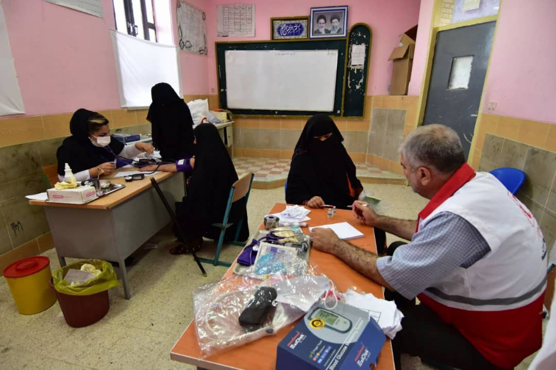 کمک 6.5 میلیارد تومانی داوطلبان و خیرین هلال‌احمر تهران در طرح "نذرآب4"/ بهره‌مندی اهالی روستای زرآباد در سیستان و بلوچستان از خدمات درمانی، معیشتی و آب شرب پایدار